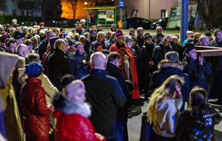 Wierni przeszli przez Elbląg w Drodze Krzyżowej