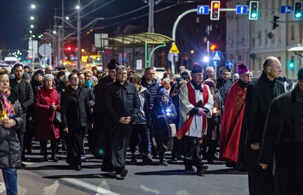 Wierni przeszli przez Elbląg w Drodze Krzyżowej