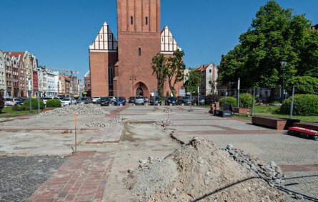 Remontują plac przy katedrze