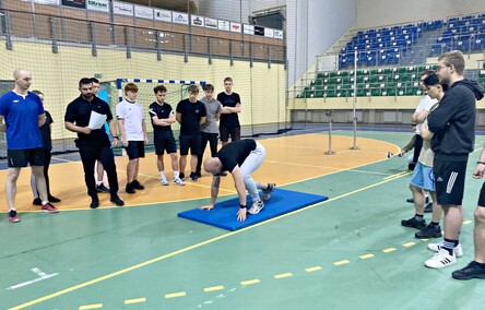 Kandydaci na policjantów kontra tor przeszkód