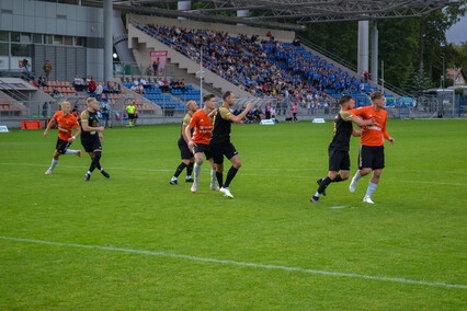 Puchar jest pomarańczowo-czarny