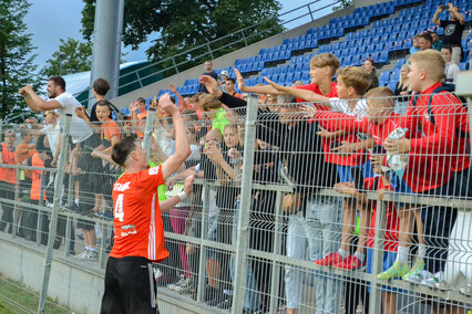 Puchar jest pomarańczowo-czarny