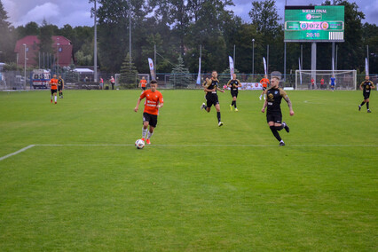 Puchar jest pomarańczowo-czarny