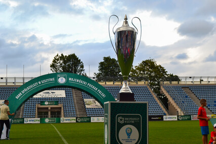 Puchar jest pomarańczowo-czarny