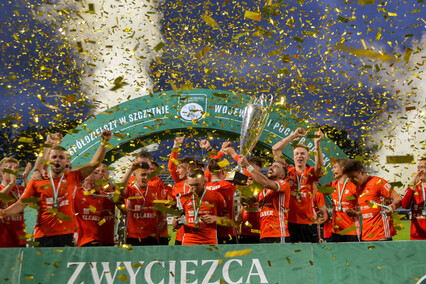 Puchar jest pomarańczowo-czarny