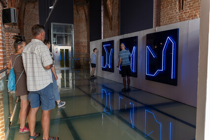 Formy i neony w Galerii EL