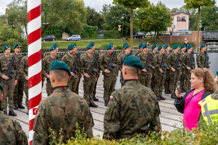 „Od dziecka marzył, by być w wojsku”. Przysięgali na bulwarze