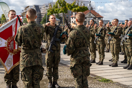 „Od dziecka marzył, by być w wojsku”. Przysięgali na bulwarze