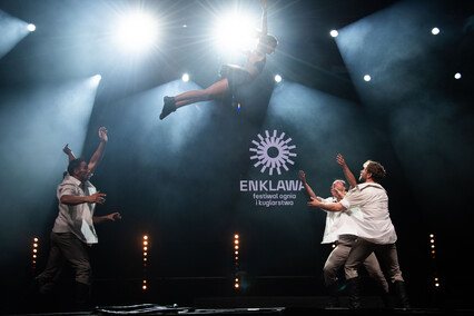 Głodnemu zabawy chleb i muzyka na myśli