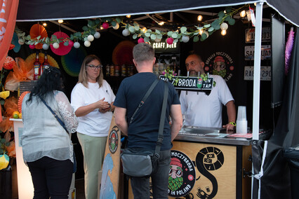 Głodnemu zabawy chleb i muzyka na myśli