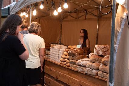 Głodnemu zabawy chleb i muzyka na myśli