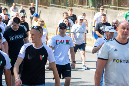 Kibice przemaszerowali przez miasto na stadion