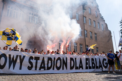 Kibice przemaszerowali przez miasto na stadion