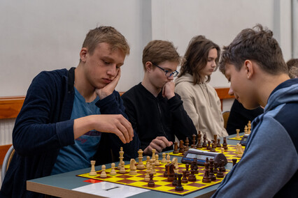 Młodzi szachiści w grze