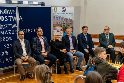 Młodzi szachiści w grze