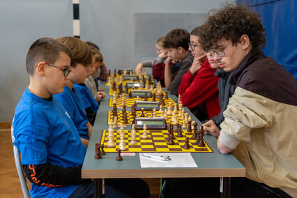 Młodzi szachiści w grze