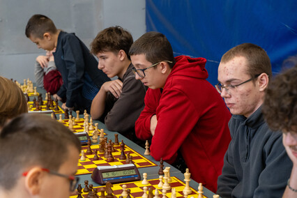 Młodzi szachiści w grze