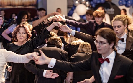 Studniówka Zespołu Szkół Pijarskich. \"To piękny początek nowego etapu\"
