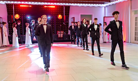 \"Ten wieczór należy do was\". Studniówka II LO