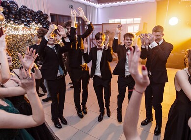 \"Ten wieczór należy do was\". Studniówka II LO