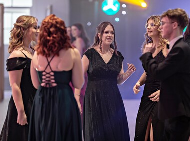 \"Ten wieczór należy do was\". Studniówka II LO