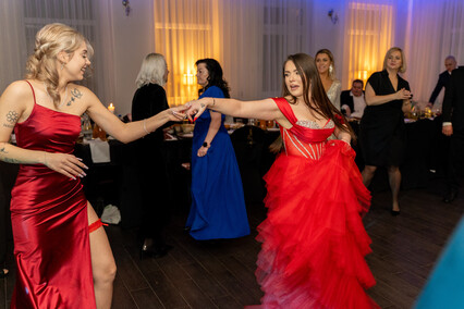 \"Dziś zapomnijmy o nauce, książkach, szkole\". Studniówka ZSISiU