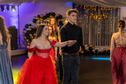 \"Dziś zapomnijmy o nauce, książkach, szkole\". Studniówka ZSISiU