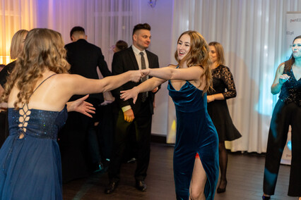 \"Dziś zapomnijmy o nauce, książkach, szkole\". Studniówka ZSISiU