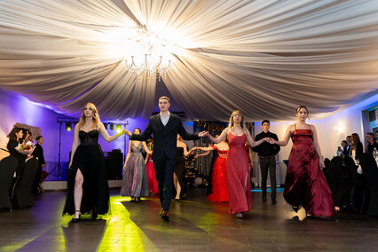 \"Dziś zapomnijmy o nauce, książkach, szkole\". Studniówka ZSISiU