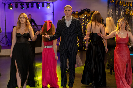 \"Dziś zapomnijmy o nauce, książkach, szkole\". Studniówka ZSISiU