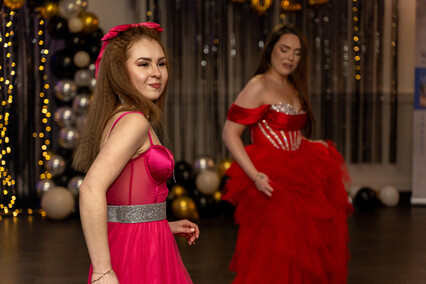 \"Dziś zapomnijmy o nauce, książkach, szkole\". Studniówka ZSISiU