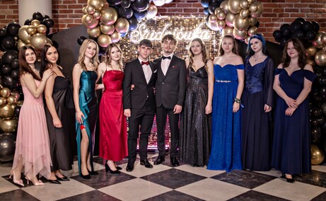 \"Czas jak gdyby się zatrzymał\". Studniówka ZPSM