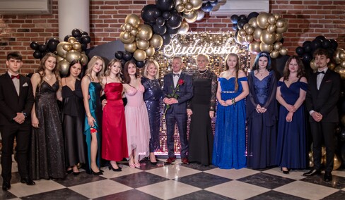 \"Czas jak gdyby się zatrzymał\". Studniówka ZPSM