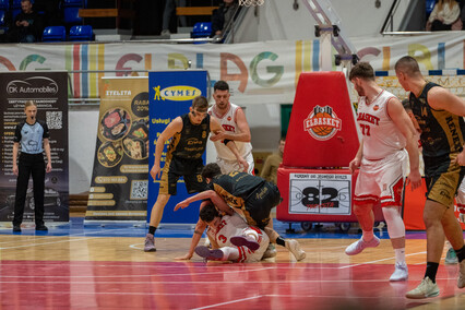 Play off się oddala