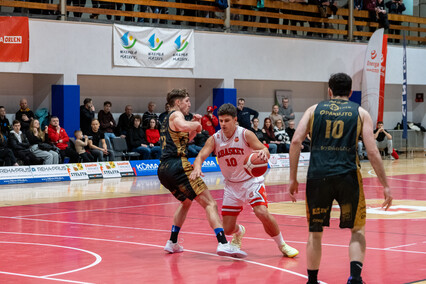 Play off się oddala