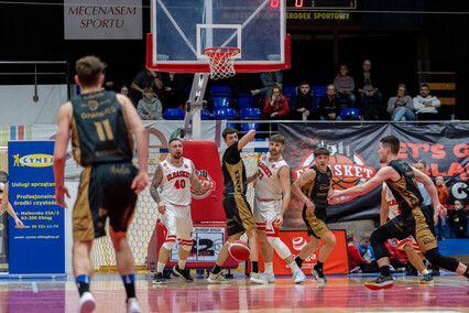 Play off się oddala