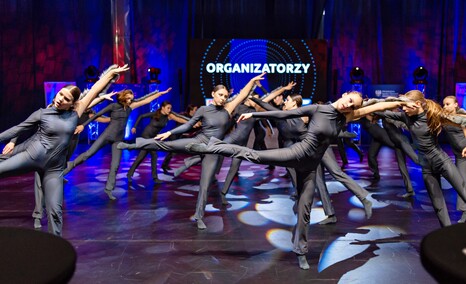 W rytmach disco dance