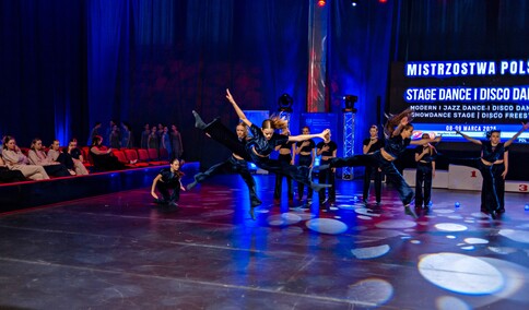 W rytmach disco dance