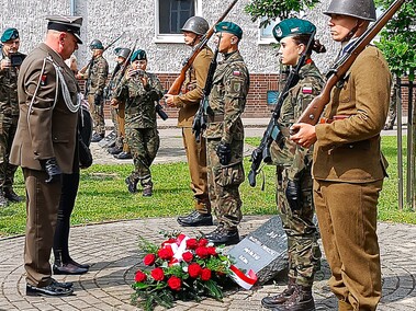 Pododdział z Westerplatte na święcie 16 pułku