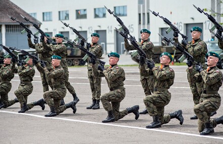 Pododdział z Westerplatte na święcie 16 pułku