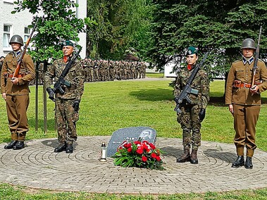 Pododdział z Westerplatte na święcie 16 pułku
