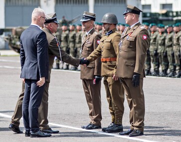 Pododdział z Westerplatte na święcie 16 pułku