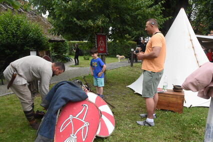 Truso na dziedzińcu muzeum