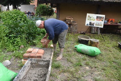 Truso na dziedzińcu muzeum