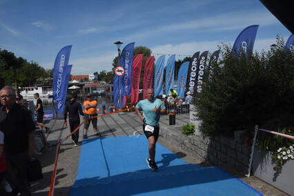 Triathloniści w sercu starówki