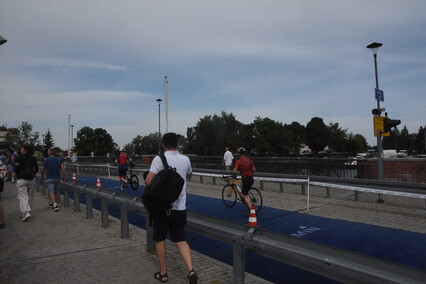 Triathloniści w sercu starówki