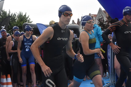 Triathloniści w sercu starówki