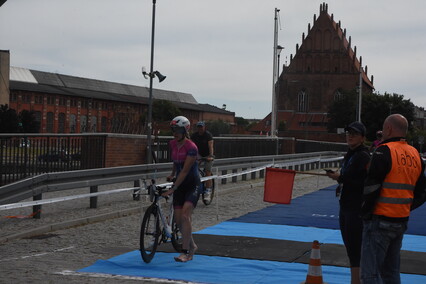 Triathloniści w sercu starówki