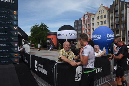 Triathloniści w sercu starówki