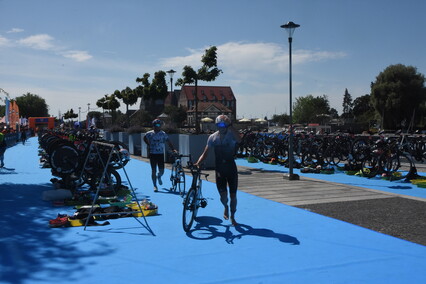 Triathloniści w sercu starówki